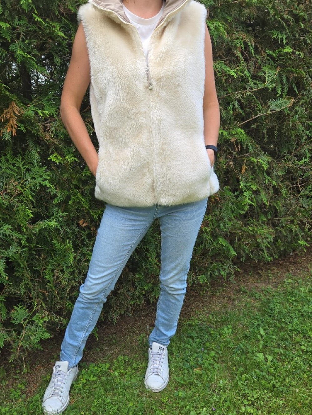 DC Cream Faux Fur Sleeveless Vest